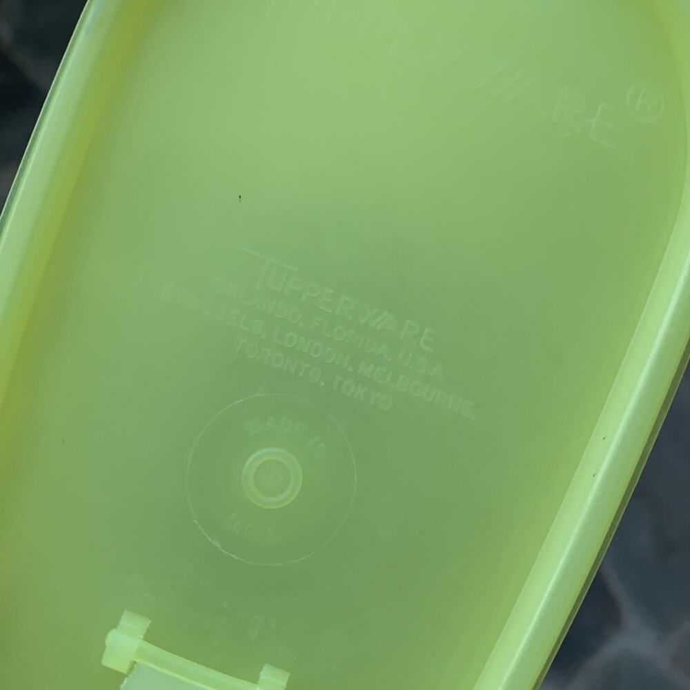 Vintage yellow Tupperware pitcher - Picture 3 of 8